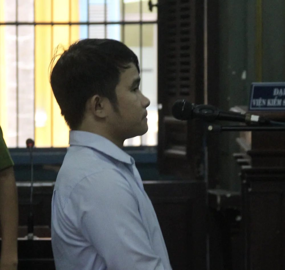 Không giảm án cho thủ kho tham ô nước mắm, nước tương ảnh 1 Bị cáo Dũng tại phiên xử sáng 13-12