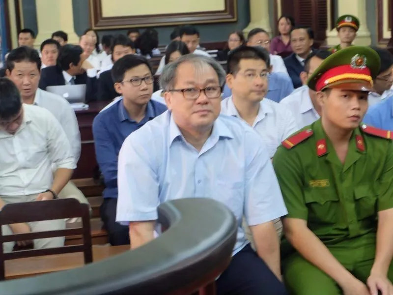 Bị cáo Danh và các đồng phạm tại phiên xử