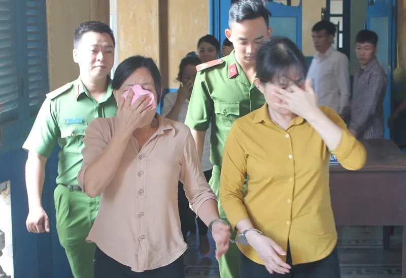 2 nữ cán bộ xã chiếm đoạt tiền tỉ ảnh 1