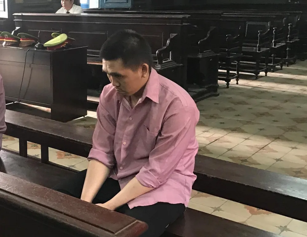 Bị cáo Nhơn luôn cúe gầm mặt trong suốt phiên xử