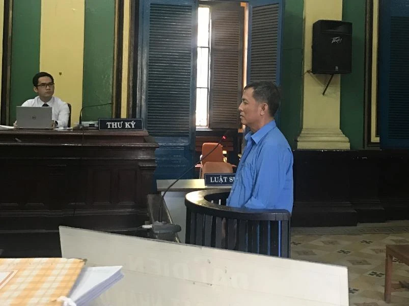 Bao sang tên 34 chiếc xe, 'bao' luôn... 30 năm tù ảnh 1 Bị cáo Hoàng tại phiên xử