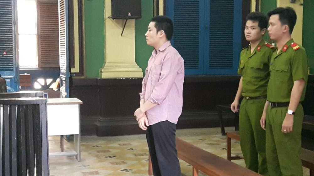 Bị cáo Duy đang nghe toà tuyên án