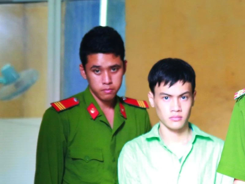 Bị cáo Lực được dẫn giải về trại giam sau phiên xử