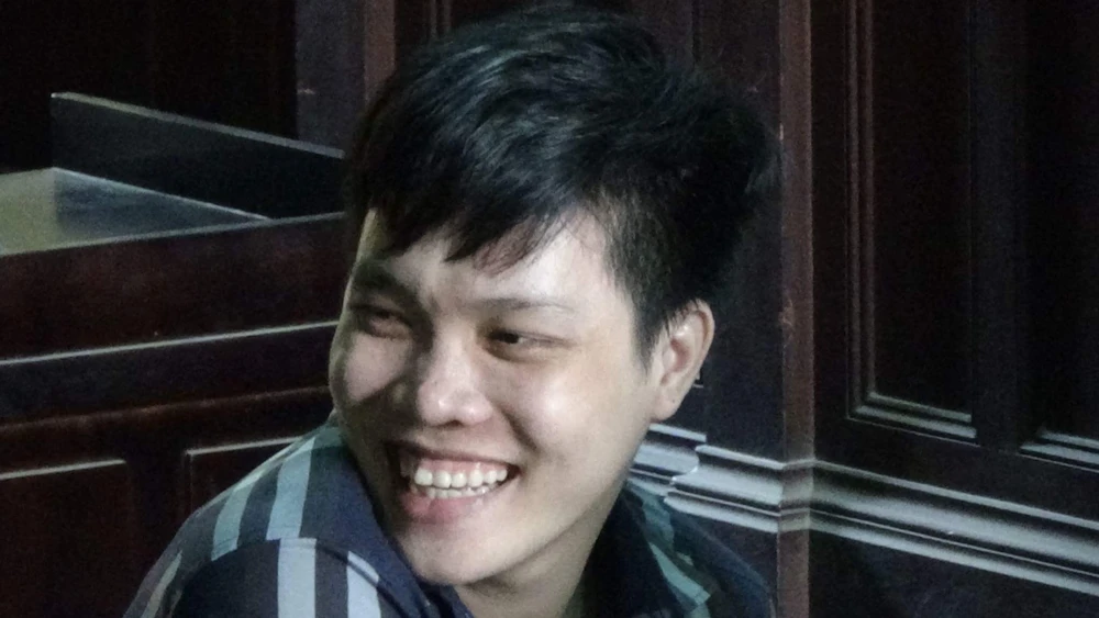 Bị kết án 14 năm tù nhưng bị cáo Thiêng vẫn cười tươi. 