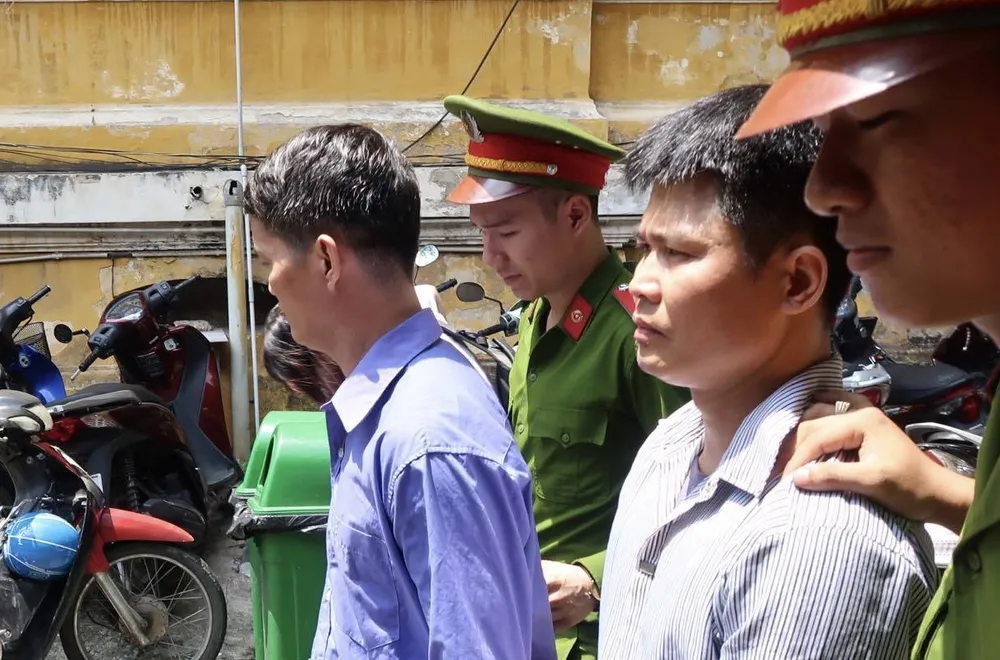 Hộp bánh và 34 năm tù ảnh 1