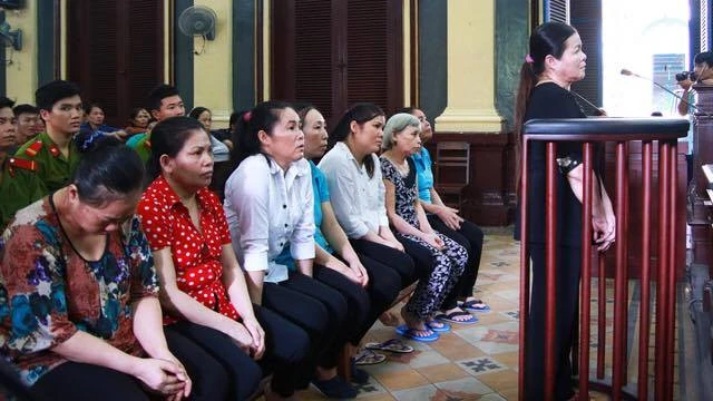 Hai lần mở tòa vẫn chưa xử được 'trùm' ve chai ảnh 2 Hai lần mở tòa vẫn chưa xử được 'trùm' ve chai ảnh 2