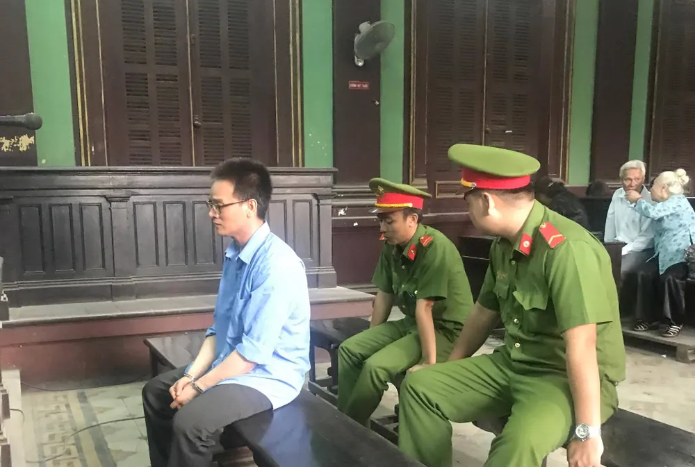 Kẻ cuồng si giết con gái giáo sư nổi quạu tại tòa ảnh 1