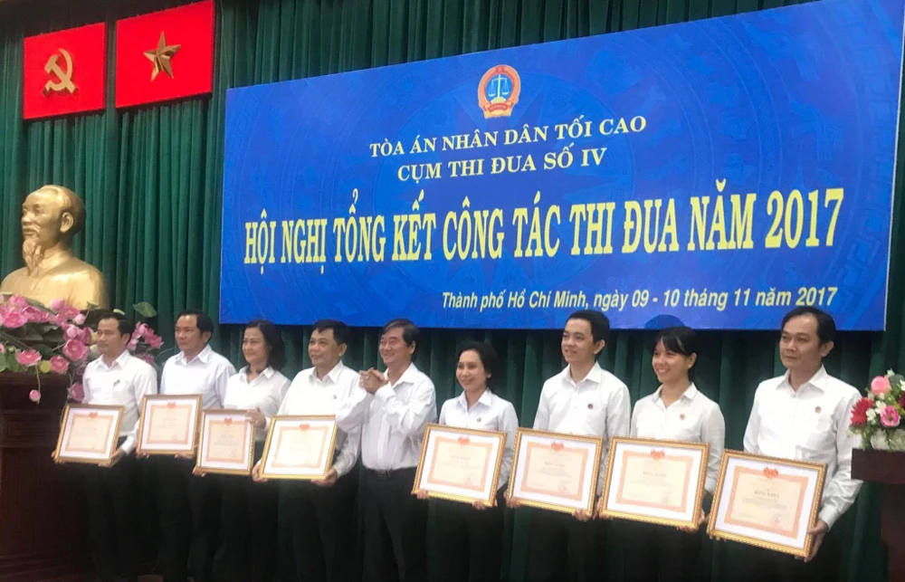 TAND TP.HCM nhận bằng khen của chánh án TAND Tối cao ảnh 2