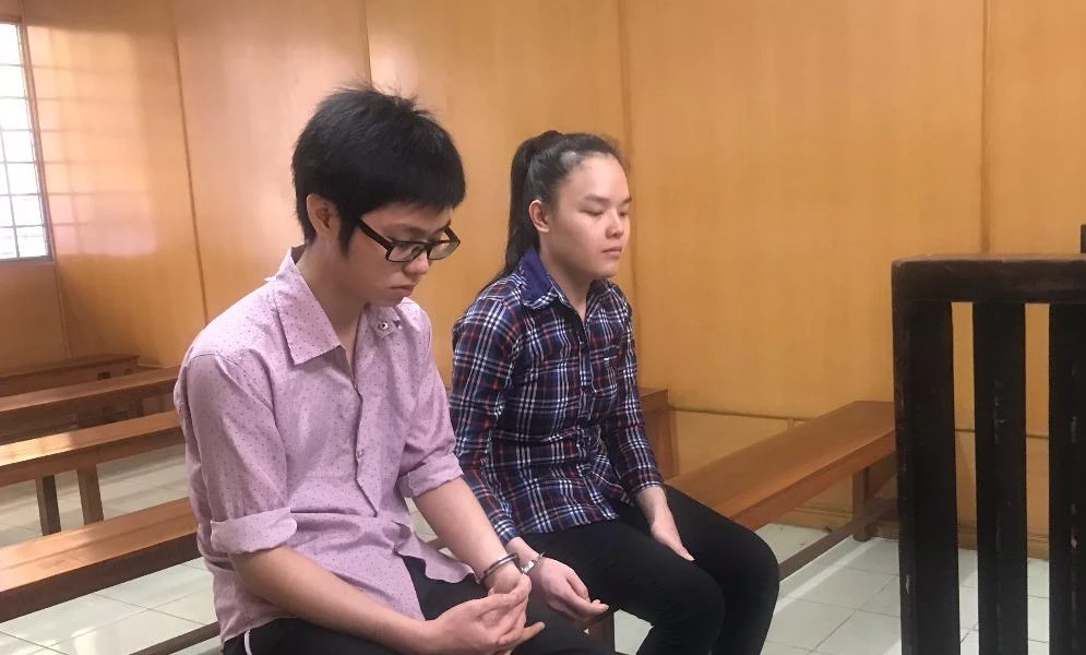 Chánh và Tú tại phiên toà