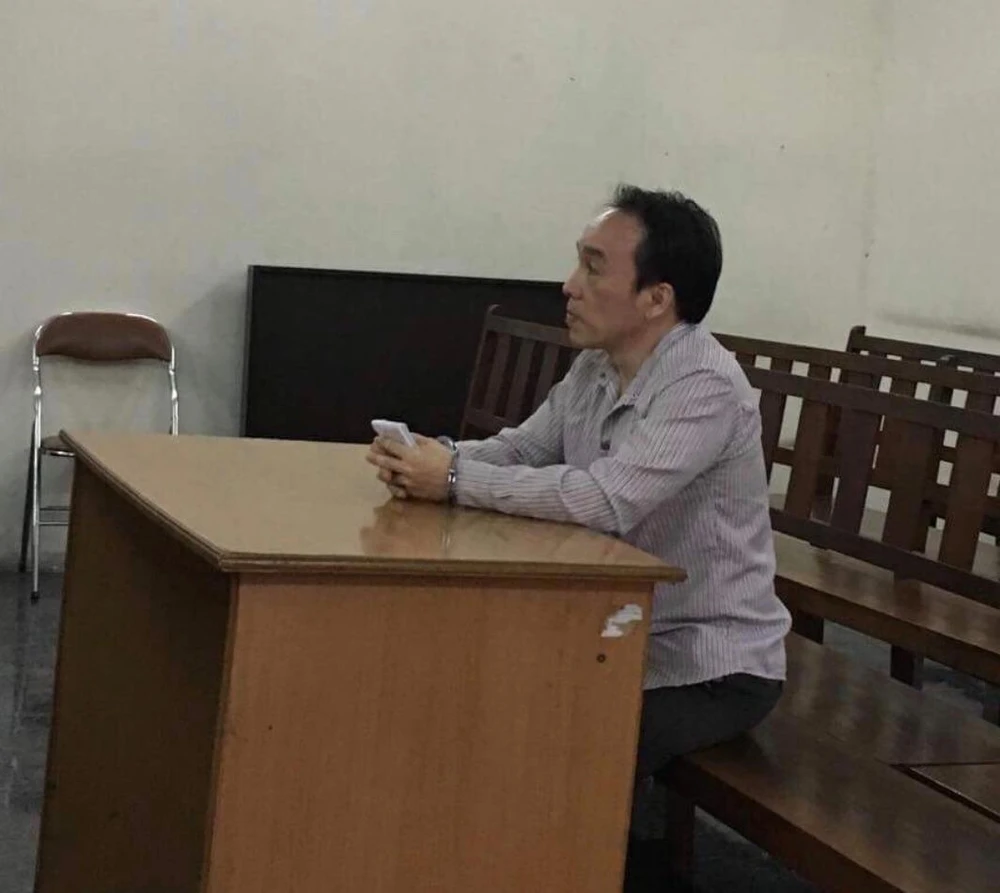 Lừa đảo, ra toà nói có quan hệ tình cảm với... nạn nhân