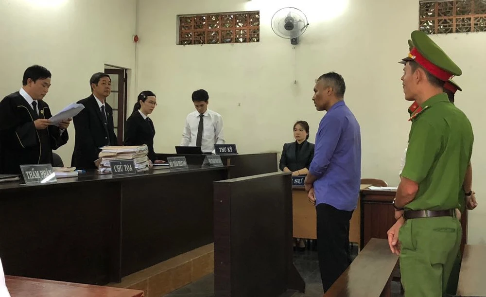 Người nước ngoài đục trụ ATM trộm 6 tỉ đồng ảnh 2 Người nước ngoài đục trụ ATM trộm 6 tỉ đồng