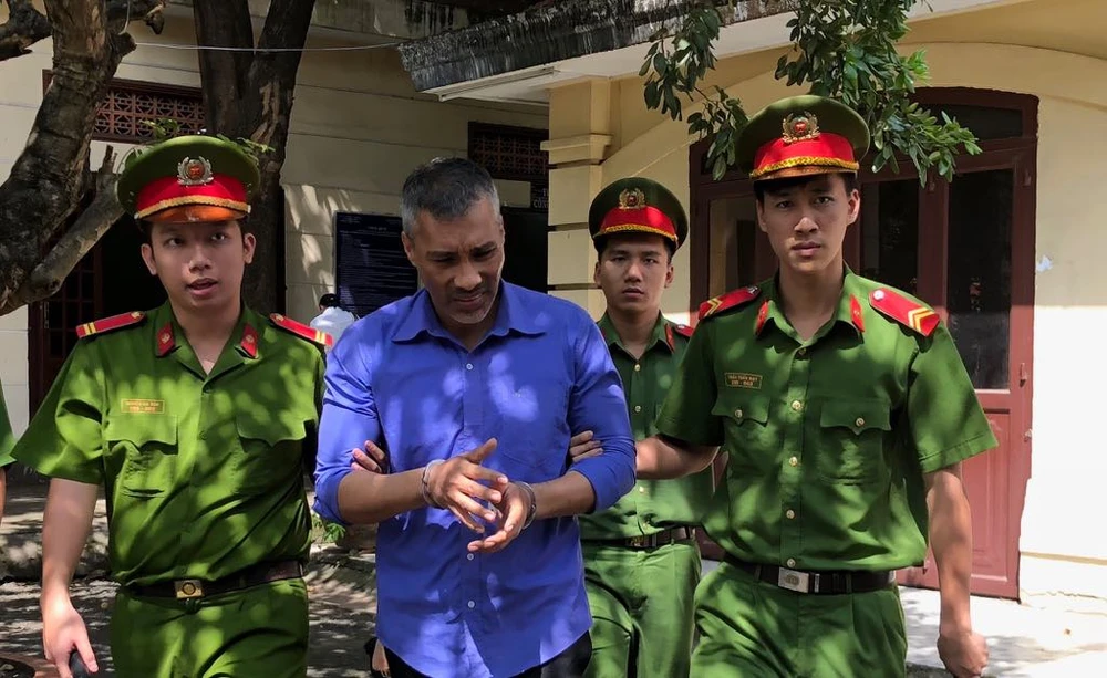 Người nước ngoài đục trụ ATM trộm 6 tỉ đồng ảnh 1 Người nước ngoài đục trụ ATM trộm 6 tỉ đồng