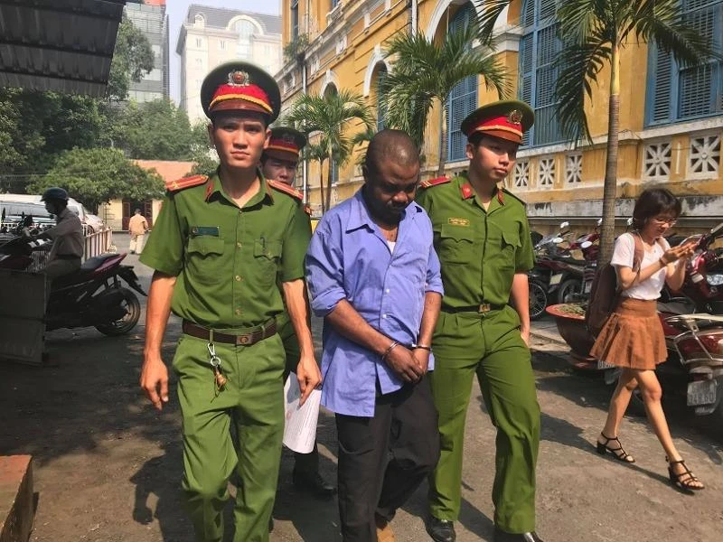 Người nước ngoài dùng hộ chiếu giả rút hàng trăm triệu 