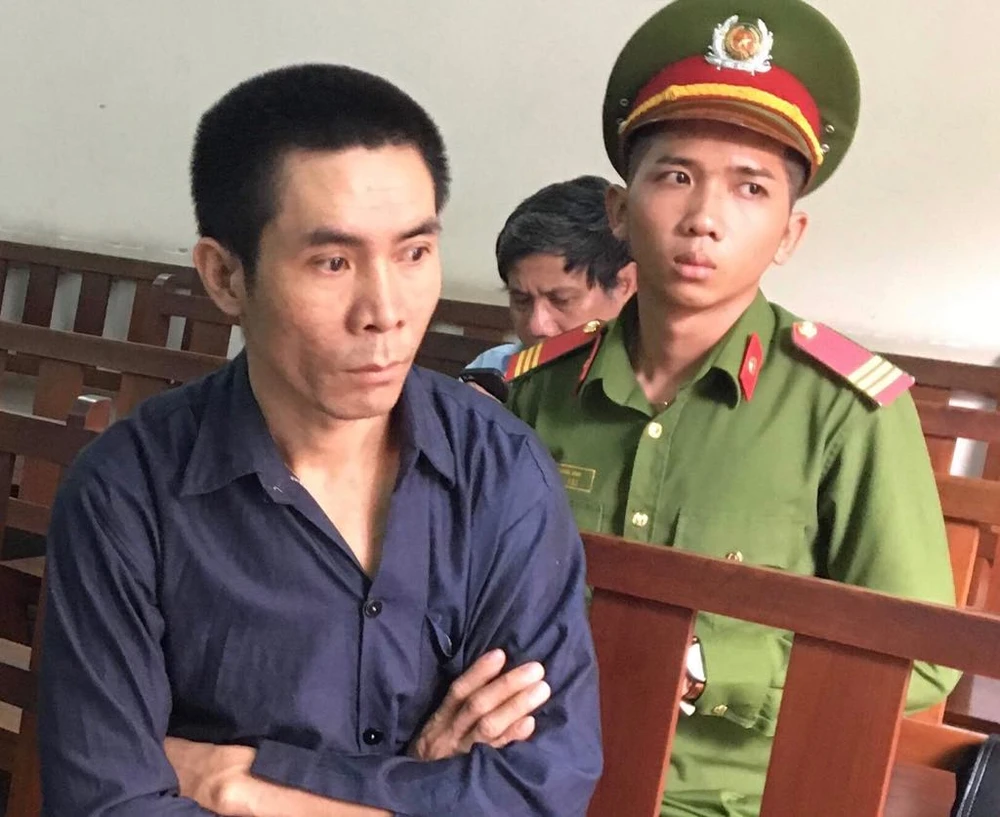 Cha dượng dùng kế hãm hiếp con riêng của vợ