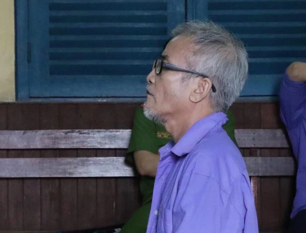 Giảm án cho ông già giết nam thanh niên ngủ cạnh vợ