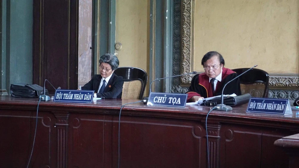 'Bản án ly hôn vụ Trung Nguyên có hơn 10 điểm sai' ảnh 1