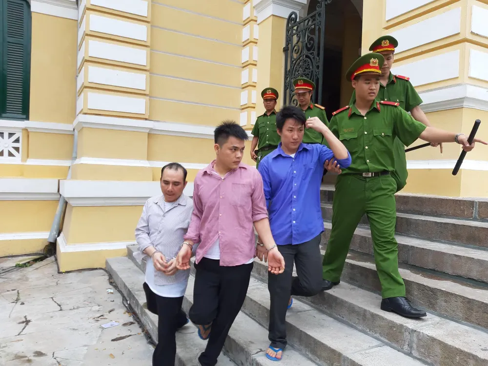 Mang kiếm đi đòi nợ thuê, bị chủ nhà truy sát ảnh 1