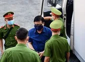 Đinh Ngọc Hệ phủ nhận tên Út 'trọc', ông Thăng xin ngồi ảnh 5 Ông Đinh La Thăng đeo kính đen và khẩu trang đến TAND TP.HCM