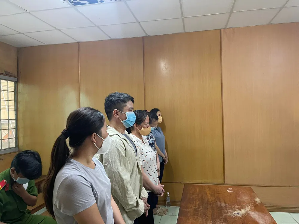 Nữ giám đốc sản xuất găng tay giả mùa dịch khai không biết chữ ảnh 1 Nữ giám đốc sản xuất găng tay giả mùa dịch khai không biết chữ ảnh 1