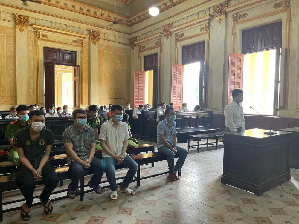 Bị cáo Đoàn Hồng Phúc đang đứng trả lời HĐXX. Ảnh: HOÀNG YẾN