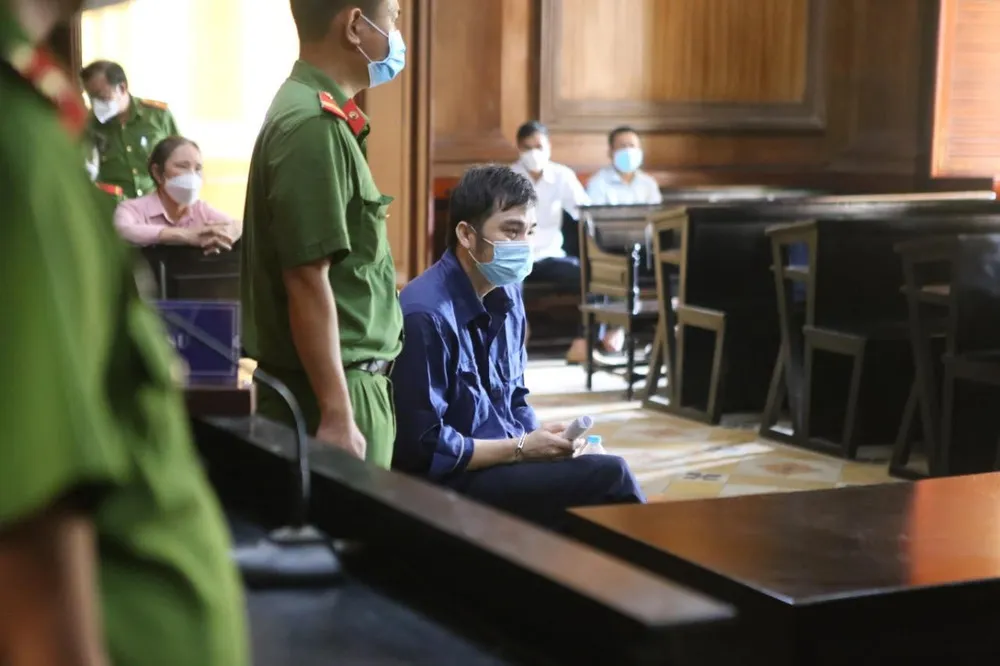 Bị cáo Thành trầm tư trước giờ xét xử phúc thẩm. Ảnh: HOÀNG YẾN Bị cáo Thành trầm tư trước giờ xét xử phúc thẩm. Ảnh: HOÀNG YẾN