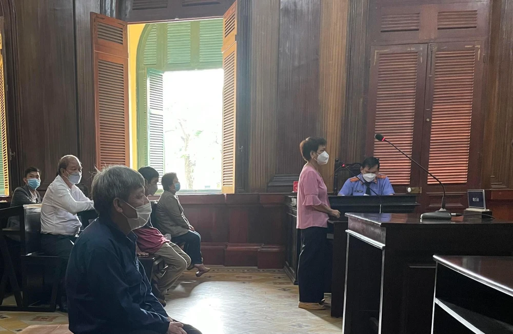 Vì lý do sức khoẻ, bị cáo Tân được ngồi trong phiên xử và nghe phía bị hại trình bày. Ảnh: HOÀNG YẾN