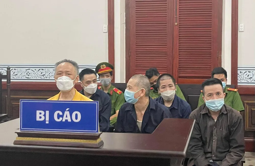 Năm bị cáo trong vụ án. Ảnh: HOÀNG YẾN