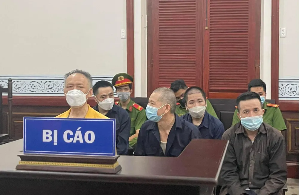 Năm bị cáo tại phiên xử sáng 26-4. Ảnh: HOÀNG YẾN Năm bị cáo tại phiên xử sáng 26-4. Ảnh: HOÀNG YẾN