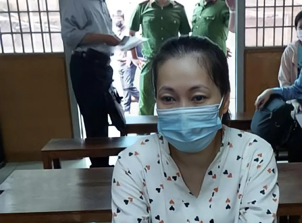 Bị cáo Trân trầm ngâm sau khi xin tòa tuyên án tử hình. Ảnh: HOÀNG YẾN Bị cáo Trân trầm ngâm sau khi xin tòa tuyên án tử hình. Ảnh: HOÀNG YẾN