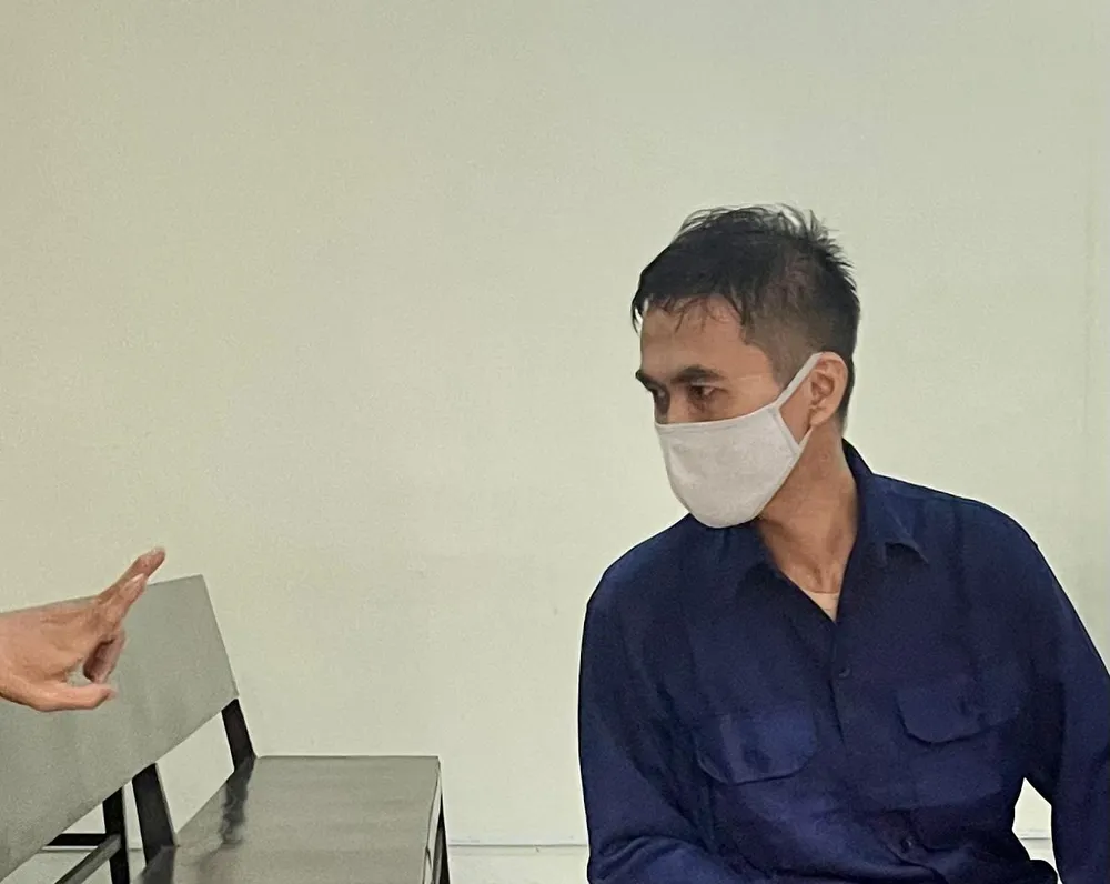 Tranh thủ khi HĐXX nghị án, Đạt quay lại nhìn vợ lặn lội quê vào thăm. Ảnh: HOÀNG YẾN Tranh thủ khi HĐXX nghị án, Đạt quay lại nhìn vợ lặn lội quê vào thăm. Ảnh: HOÀNG YẾN