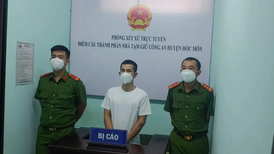 Bị cáo tại đầu cầu thành phần Nhà tạm giữ công an huyện. Ảnh: TACC Bị cáo tại đầu cầu thành phần Nhà tạm giữ công an huyện. Ảnh: TACC