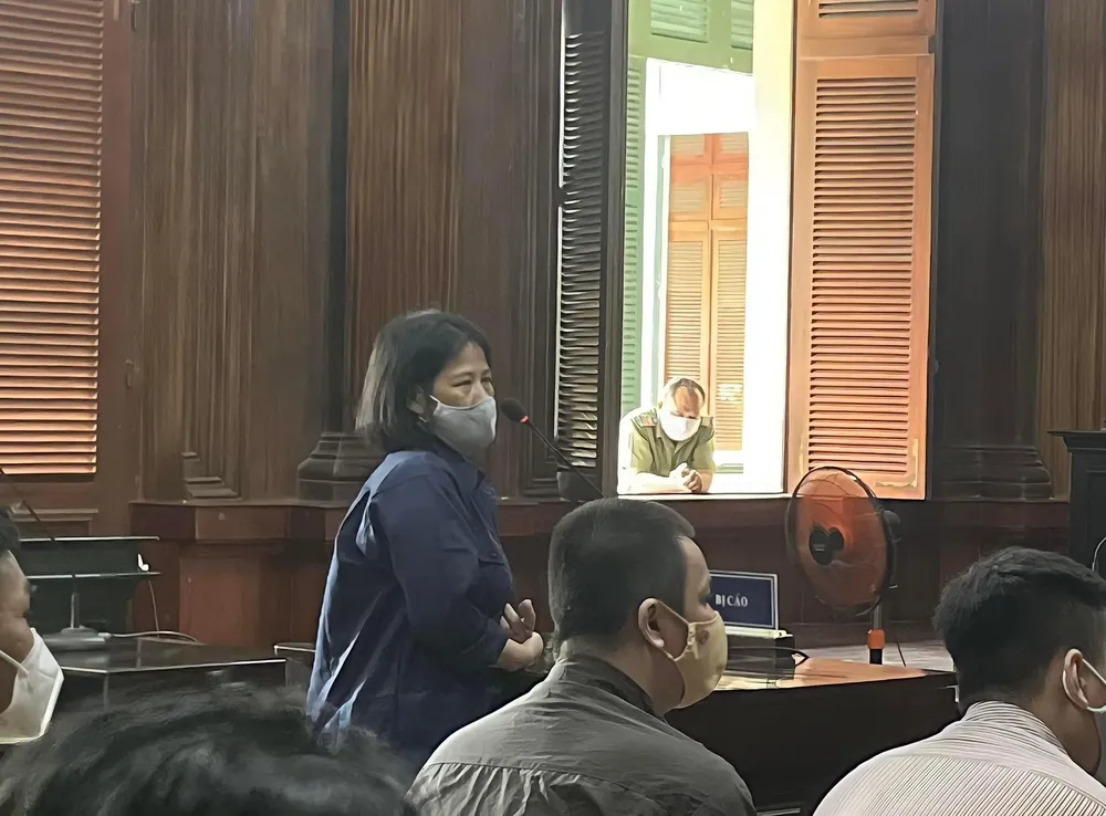 Bị cáo Loan trả lời luật sư tại tòa. Ảnh: HOÀNG YẾN Bị cáo Loan trả lời luật sư tại tòa. Ảnh: HOÀNG YẾN