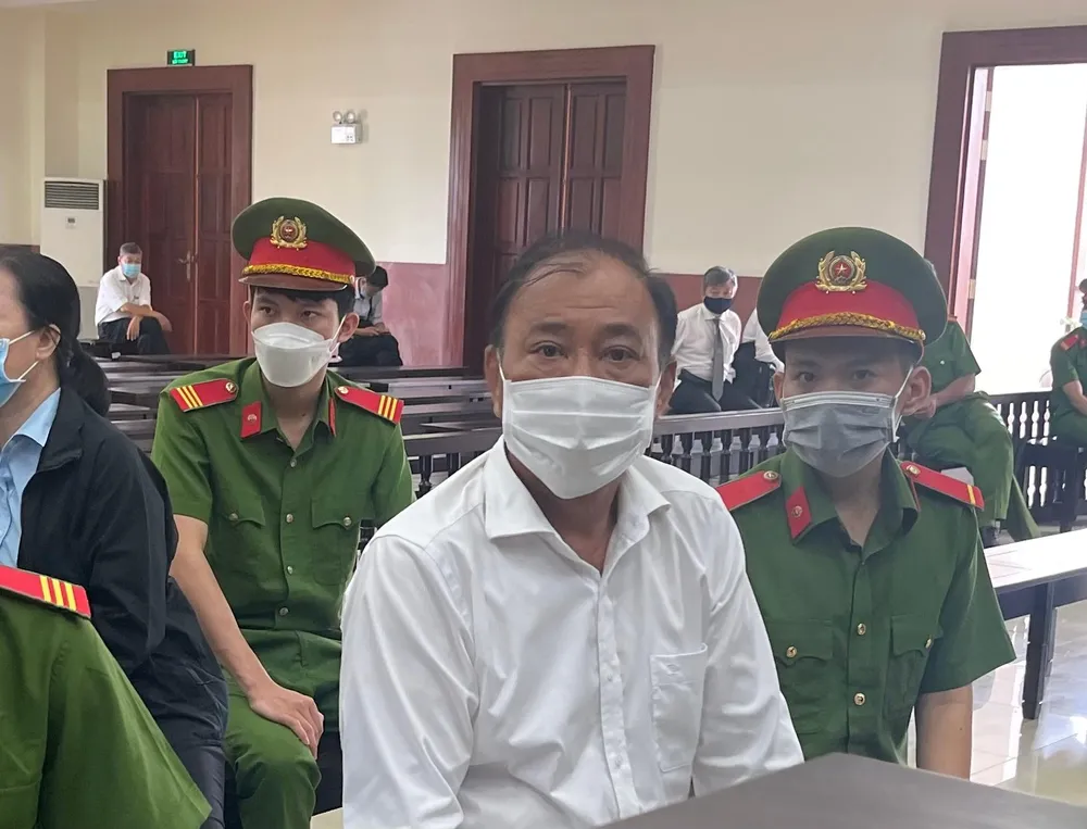 Bị cáo Lê Tấn Hùng bị dẫn giải đến phiên xử từ sớm. Ảnh: HOÀNG YẾN