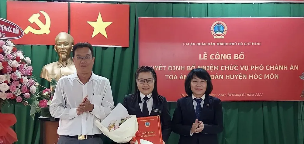 Phó Chánh án TAND TP.HCM Phạm Thị Thu Hà và lãnh đạo địa phương trao quyết định bổ nhiệm và tặng hoa chúc mừng tân phó Chánh án Phạm Thị Thanh. Ảnh: HOÀNG YẾN Phó Chánh án TAND TP.HCM Phạm Thị Thu Hà và lãnh đạo địa phương trao quyết định bổ nhiệm và tặng hoa chúc mừng tân phó Chánh án Phạm Thị Thanh. Ảnh: HOÀNG YẾN