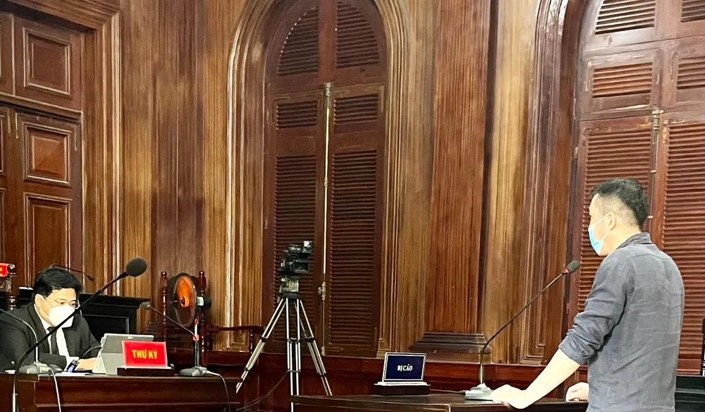 Bị cáo Nguyễn Cảnh Chân trả lời trong phần thủ tục. Ảnh: HOÀNG YẾN