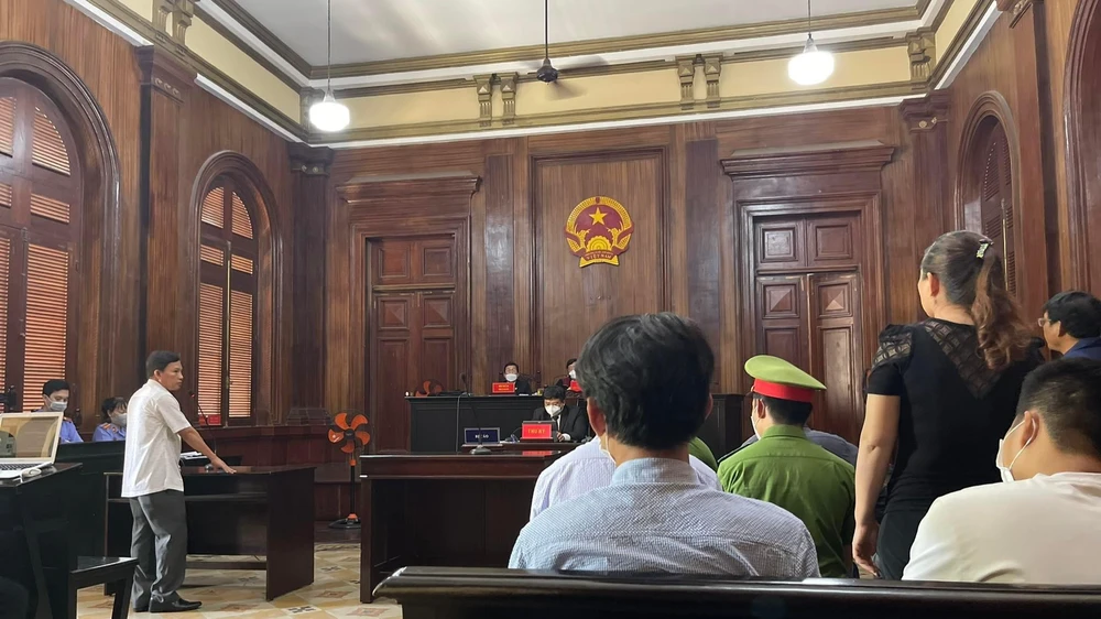 HĐXX cho đối chất giữa người liên quan và các bị cáo vụ án. Ảnh: HOÀNG YẾN