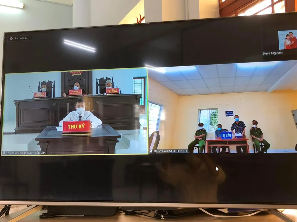 Hai điểm cầu xét xử trực tuyến vụ án. Ảnh: TACC