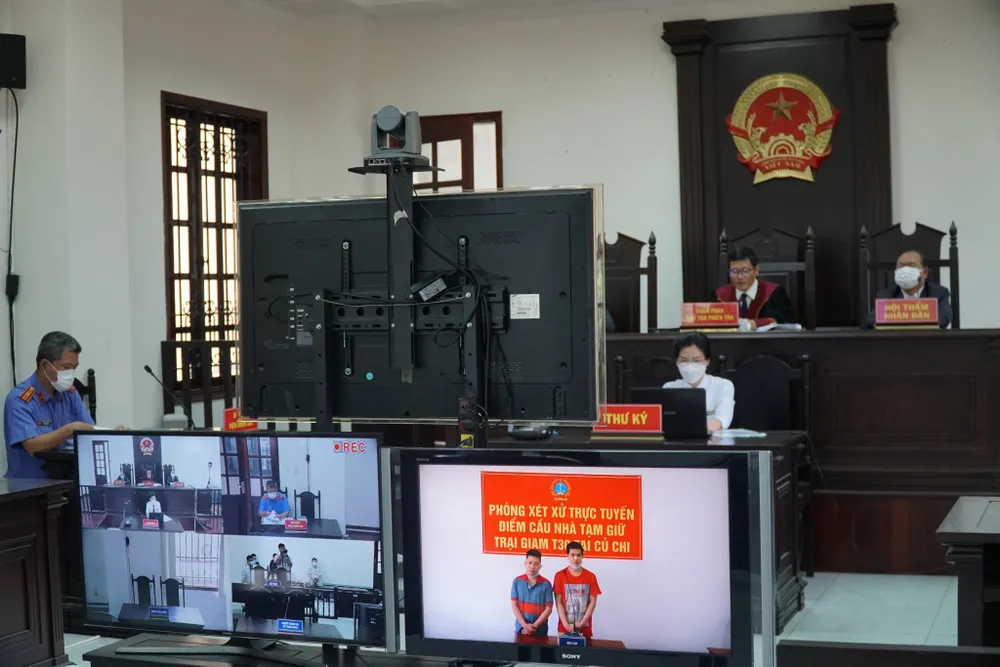 Phiên xử trực tuyến vụ hai bị cáo tàng trữ trái phép chất ma tuý. Ảnh: H.YẾN Phiên xử trực tuyến vụ hai bị cáo tàng trữ trái phép chất ma tuý. Ảnh: H.YẾN