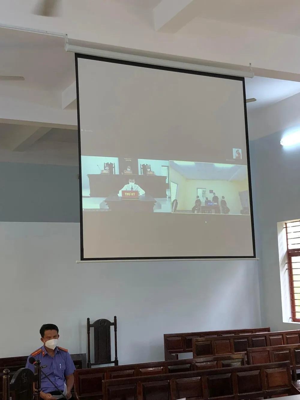 Màn chiếu lớn phục vụ cho công tác xét xử trực tuyến. Ảnh: TACC