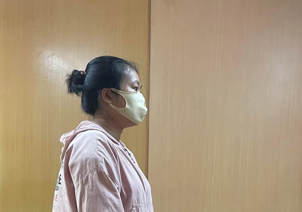 Bị cáo Trinh nghe HĐXX tuyên án. Ảnh: HOÀNG YẾN