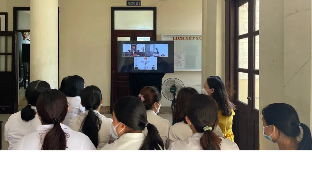 Các thẩm phán, thư ký TAND quận 6 theo dõi phiên xử trực tuyến đầu tiên. Ảnh: HOÀNG YẾN