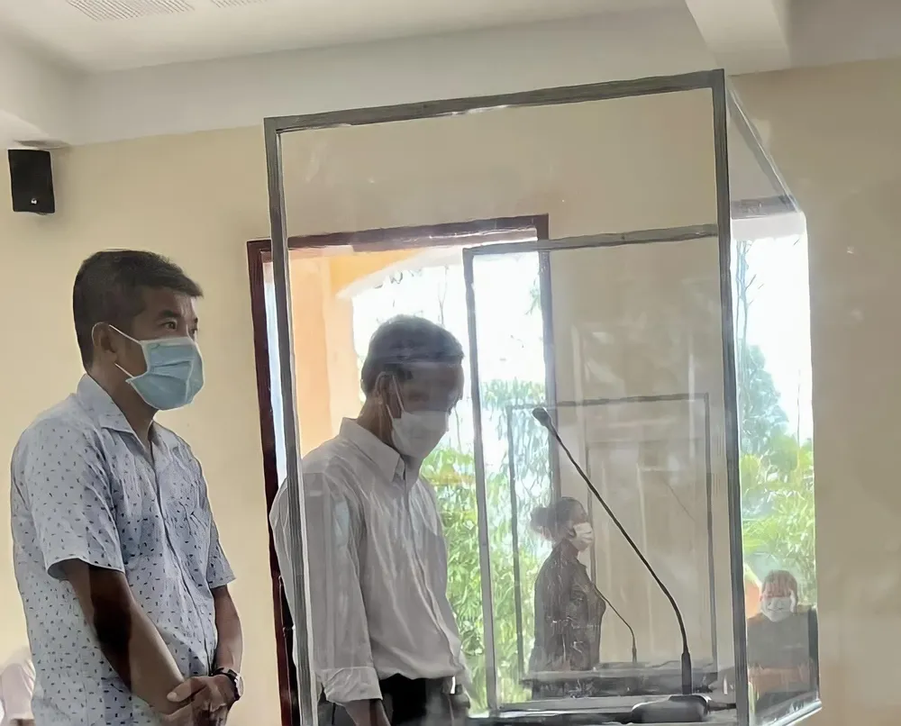 Hai bị cáo tại phiên xử. Ảnh: CTV