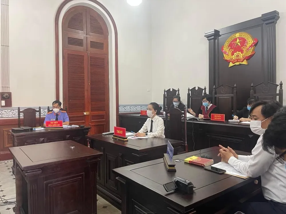 Đầu cầu trung tâm tại phòng xử TAND TP.HCM. Ảnh: HOÀNG YẾN