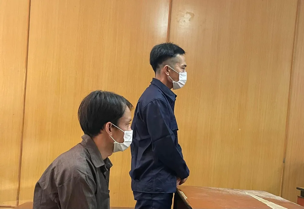 Bị cáo Hưng (đứng) và Thọ khi bị xét hỏi. Ảnh: HOÀNG YẾN Bị cáo Hưng (đứng) và Thọ khi bị xét hỏi. Ảnh: HOÀNG YẾN