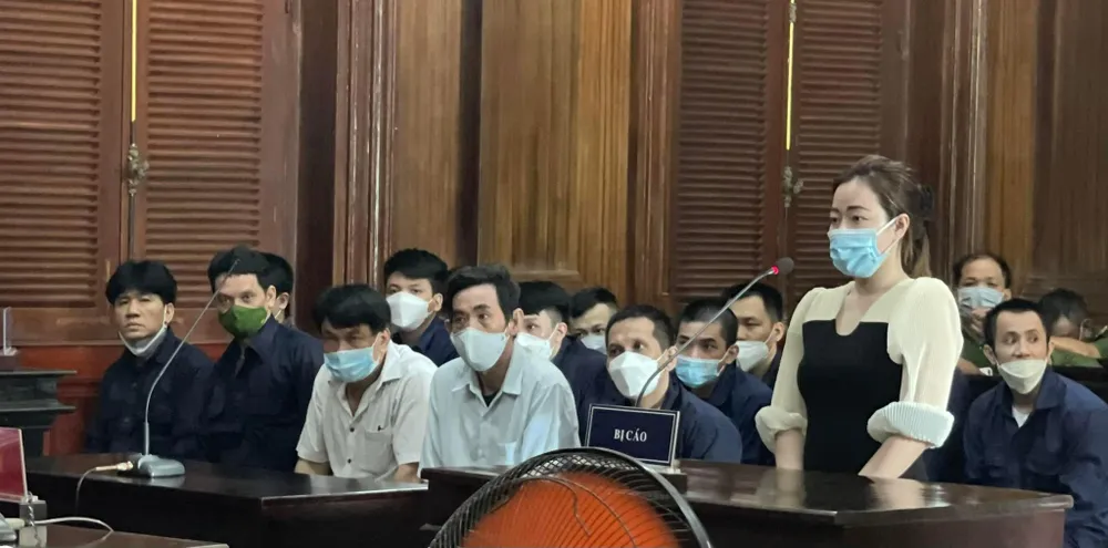 Bị cáo Trang và các đồng phạm tại phiên xử. Ảnh: HOÀNG YẾN