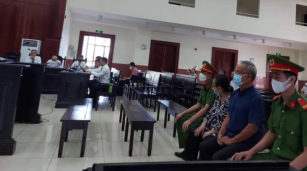 Hai bị cáo Diệp, Tài bị dẫn giải đến toà từ sớm. Ảnh: H.YẾN Hai bị cáo Diệp, Tài bị dẫn giải đến toà từ sớm. Ảnh: H.YẾN