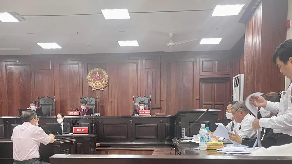 Luật sư các bên đang trình bày tranh luận. Ảnh: H.YẾN