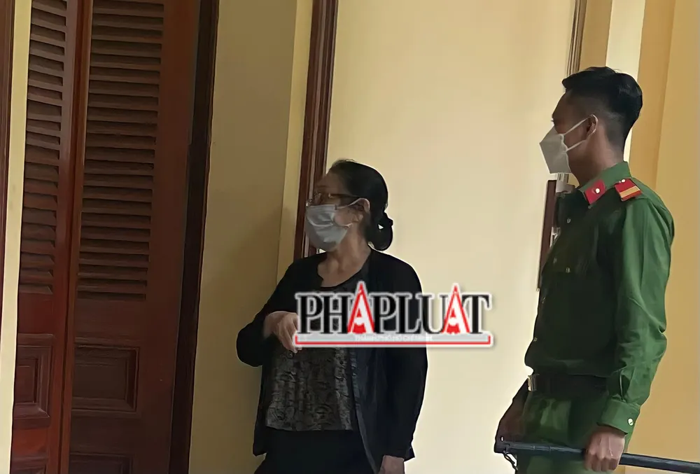 Sau khi HĐXX tuyên án xong, bà Diệp đứng trước cửa phòng xử chờ cán bộ dẫn giải lấy quyết định về vụ án để về trại tạm giam. Ảnh: HOÀNG YẾN