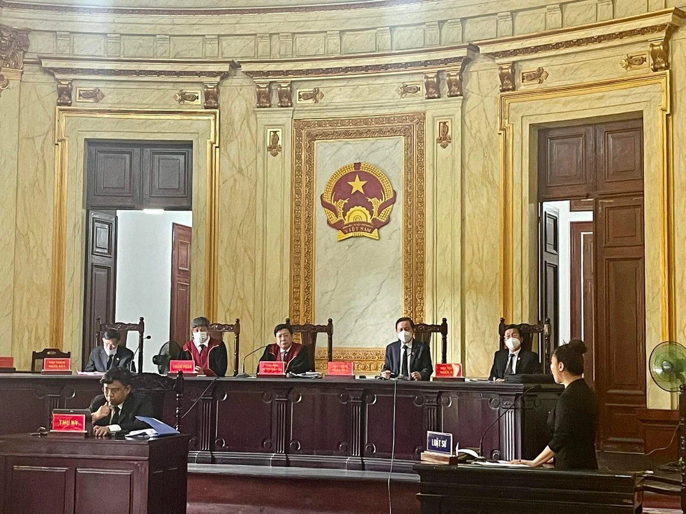 HĐXX lắng nghe LS tranh luận về phần dân sự vụ án. Ảnh: H.YẾN