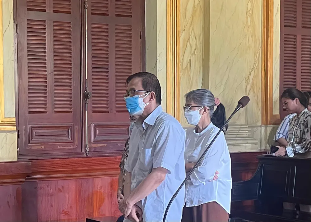 Các bị cáo nghe toà tuyên án. Ảnh: HOÀNG YẾN